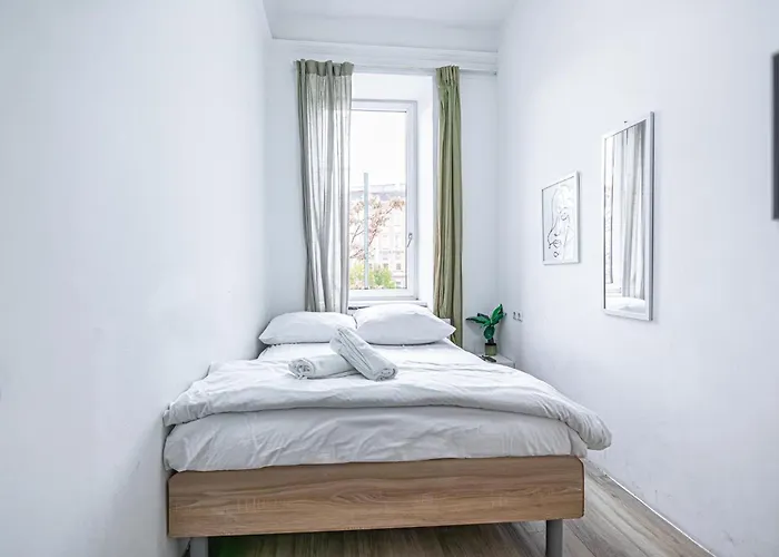 Lovely 6-bedroom Near Millennium Apartamento Viena