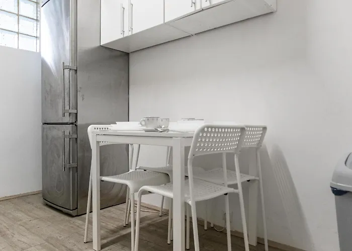 Lovely 6-bedroom Near Millennium Viena