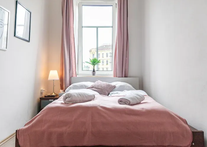 Lovely 6-bedroom Near Millennium Apartamento *