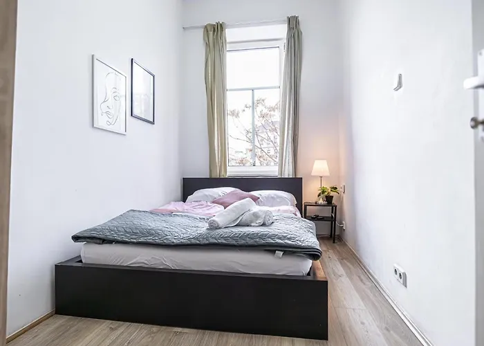 Lovely 6-bedroom Near Millennium Apartamento