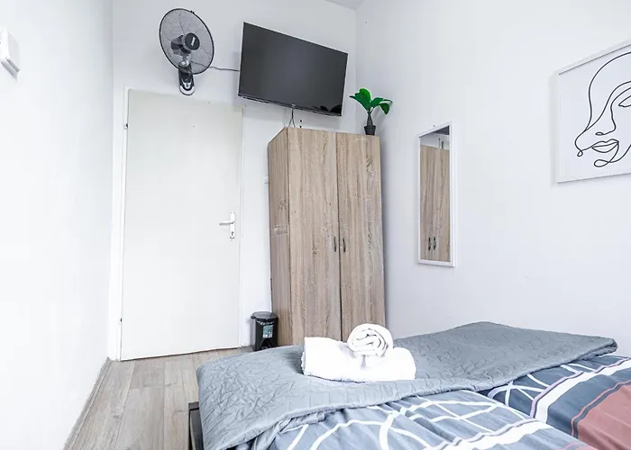 Lovely 6-bedroom Near Millennium Apartamento *