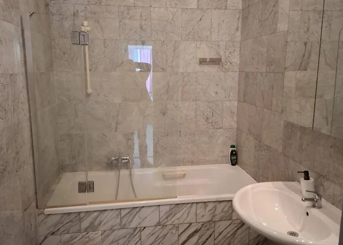 Lovely 6-bedroom Near Millennium Viena